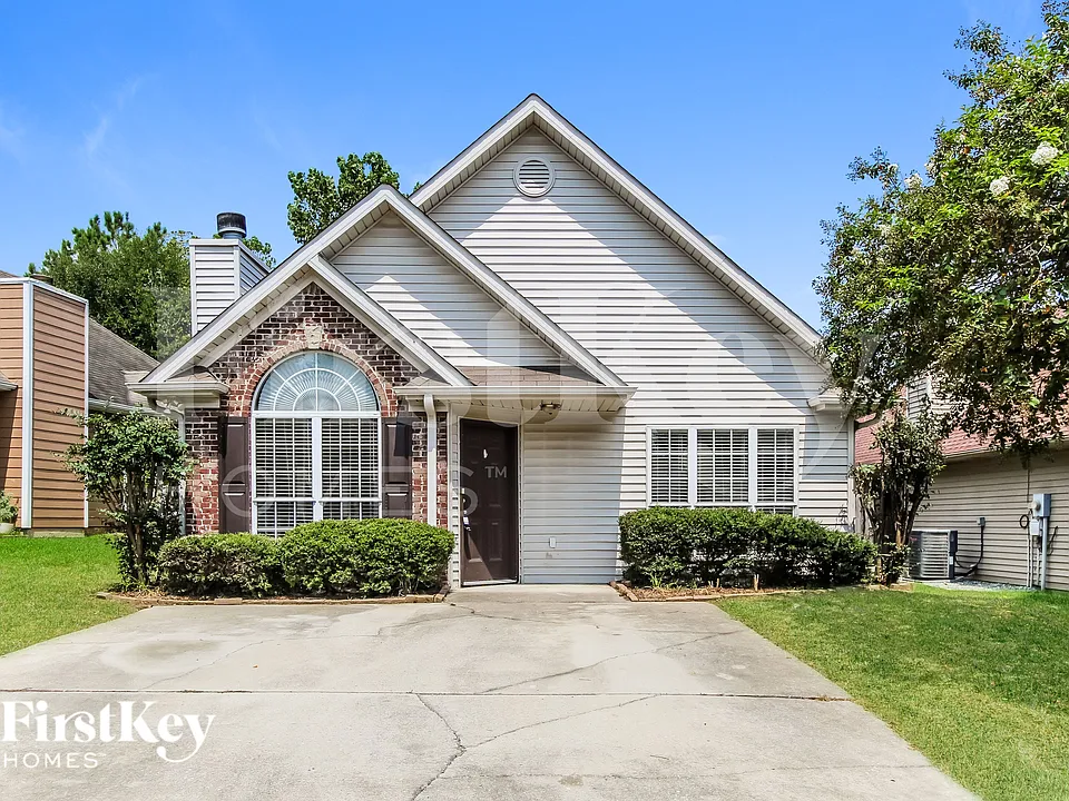 104 Mayfair Ln