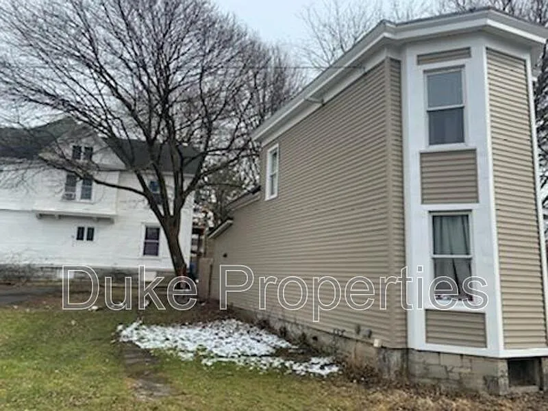 2 bed, 1.0 bath, 910 sqft, $1,295 — Photo 3
