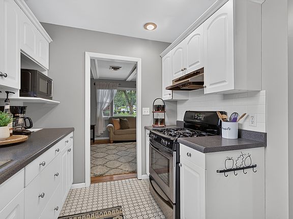 5th image of 638 W Moore St