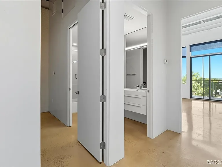 302 SE Broadway St #460 — Photo 17
