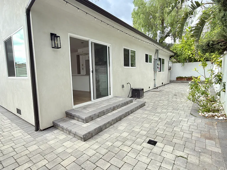 1344 Thompson Ave #A — Photo 17