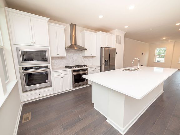 3rd image of 105 Vaughn Dr