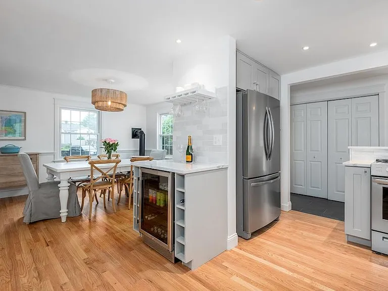 Kitchen wet bar area
