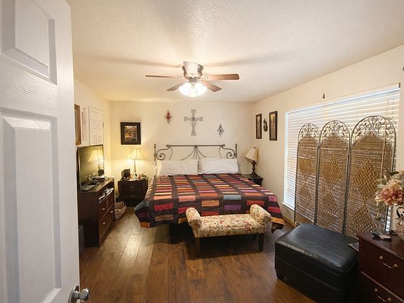 4th image of 1 Daisy Cir