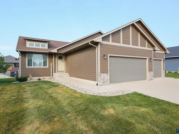 607 Legendary Dr, Harrisburg, SD 57032