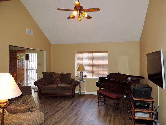 2nd image of 1421 Longhorn Dr