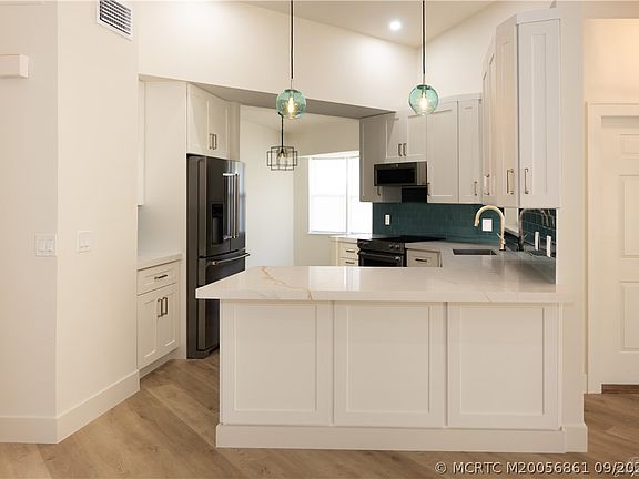 3rd image of 2425 SW Foxpoint Trl