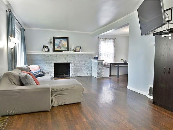 3rd image of 1457 Woodland St NE