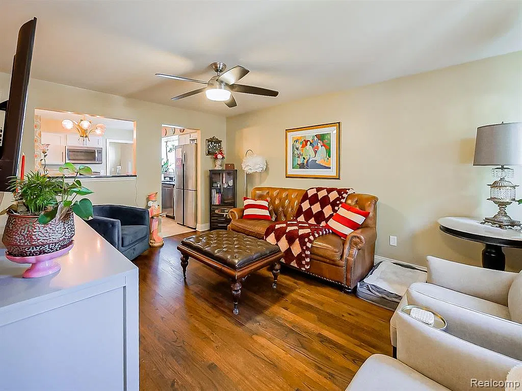 3 bed, 1.0 bath, 994 sqft, $1,950 — Photo 4