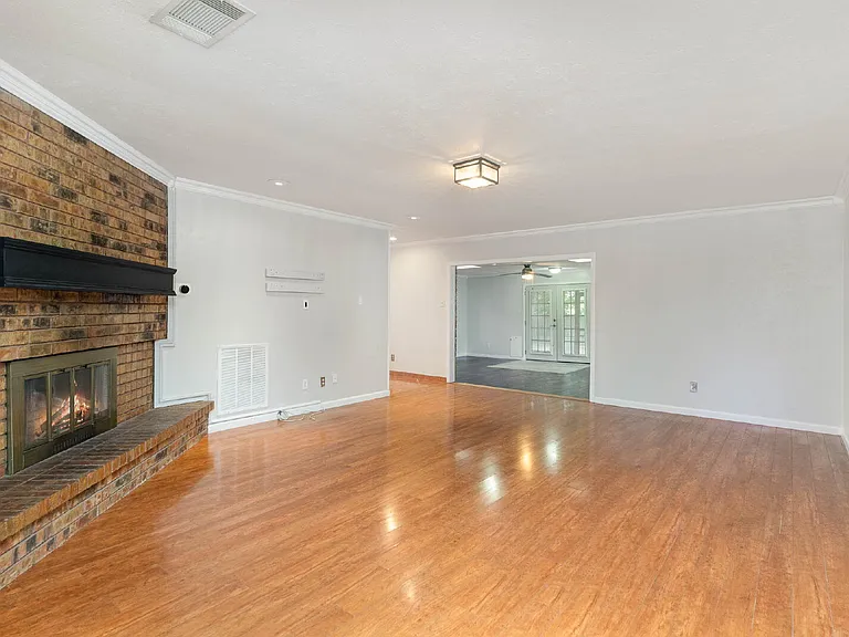 414 E Grenoble Dr — Photo 3