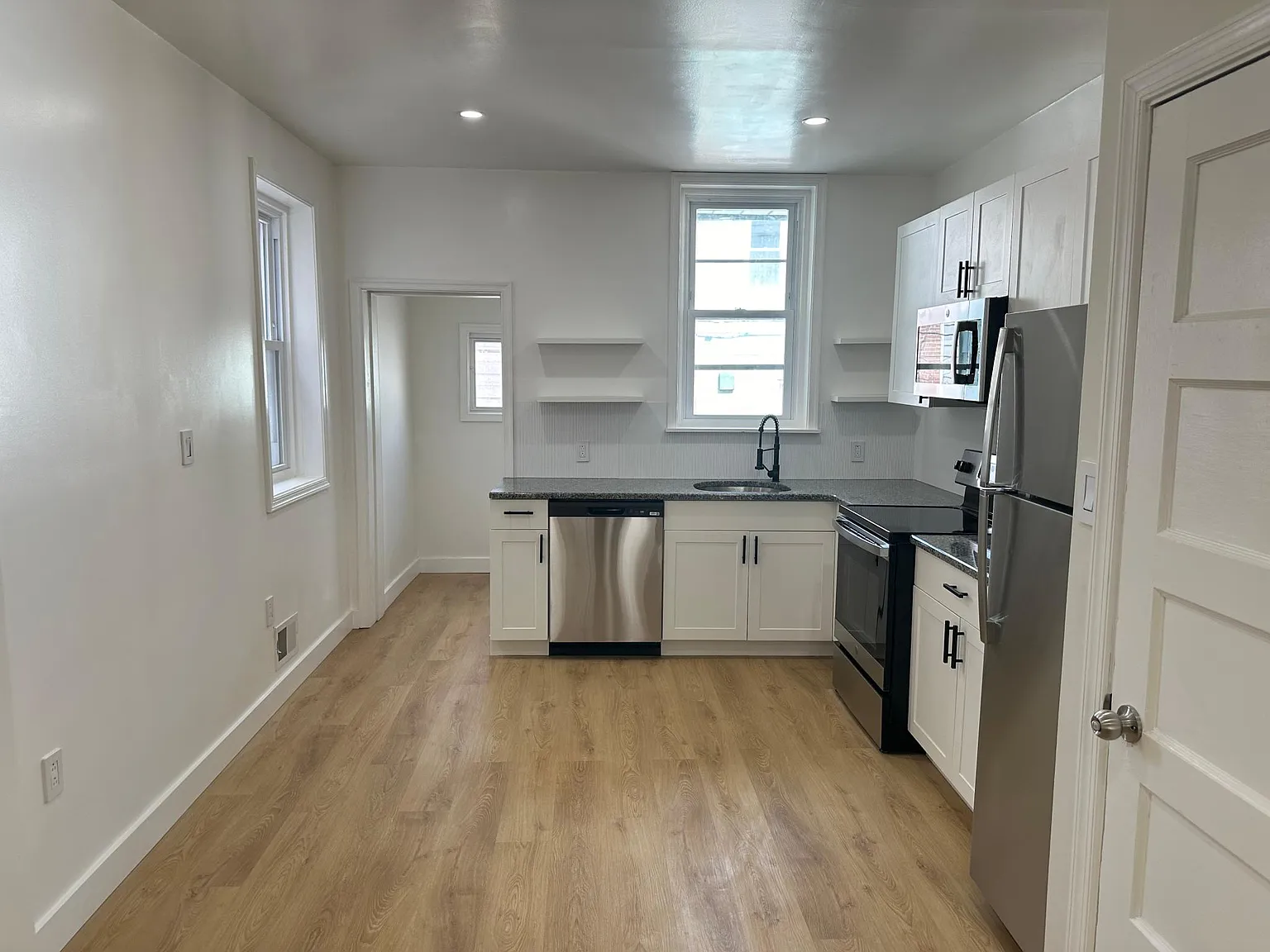 3 bed, 1000 sqft, $1,875 — Photo 3