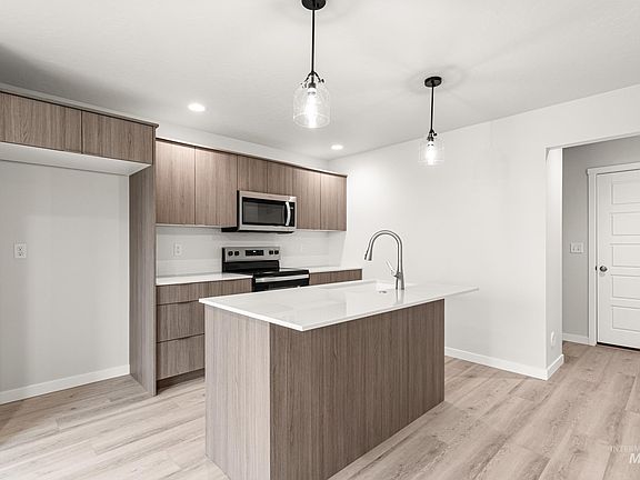 5th image of 10824 Rutland St