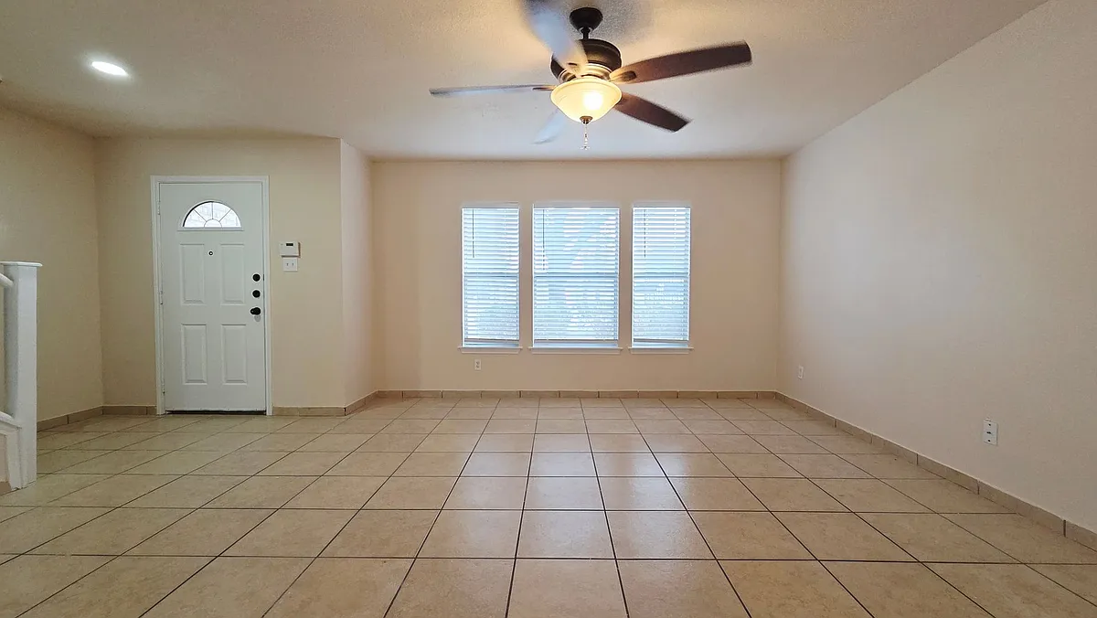 Building Photo - 402 Empresario Dr
