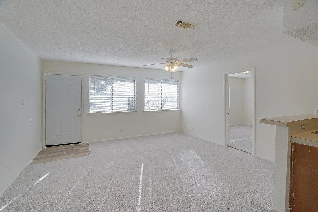 3 bed, 2.0 bath, 2332 sqft, $1,399 — Photo 3