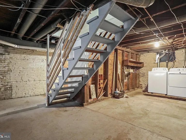 210 N Locust St — Photo 14
