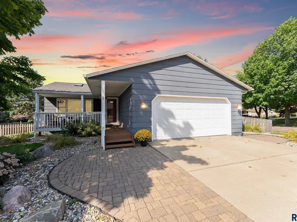 2301 S Pepper Ridge Ave, Sioux Falls, SD 57103