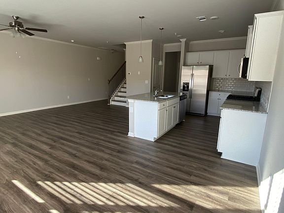 3rd image of 765 Woodstock Grove Dr