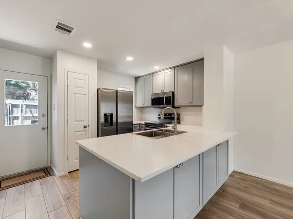 28 Abbey Rd, Euless, TX 76039