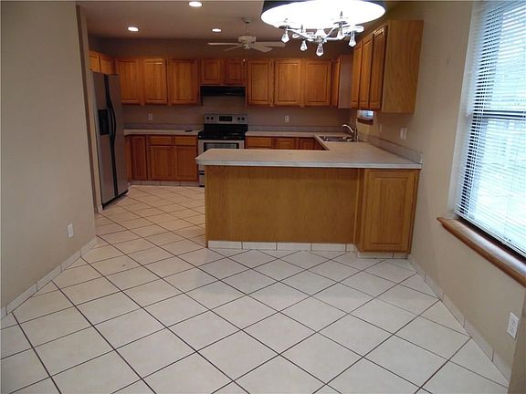 3rd image of 1103 W Pecan St