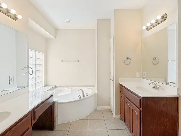 11800 Pondview Ln — Photo 34