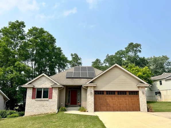 1686 Viking Hills Rd, Decorah, IA 52101