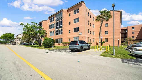 2861 Somerset Dr #301 Photo 1