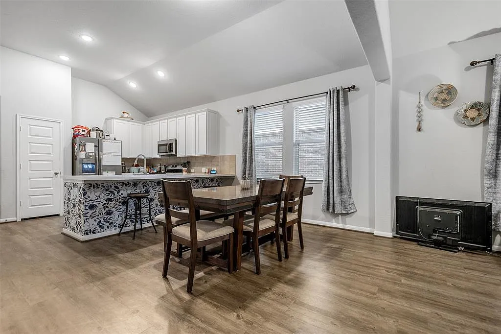 1 bed, 2.0 bath, 1924 sqft, $1,092 — Photo 3