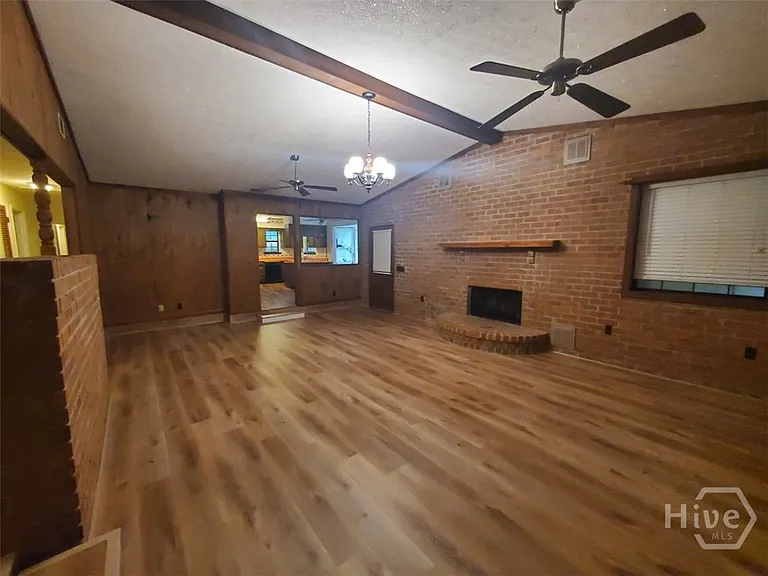 117 Maple Dr — Photo 2