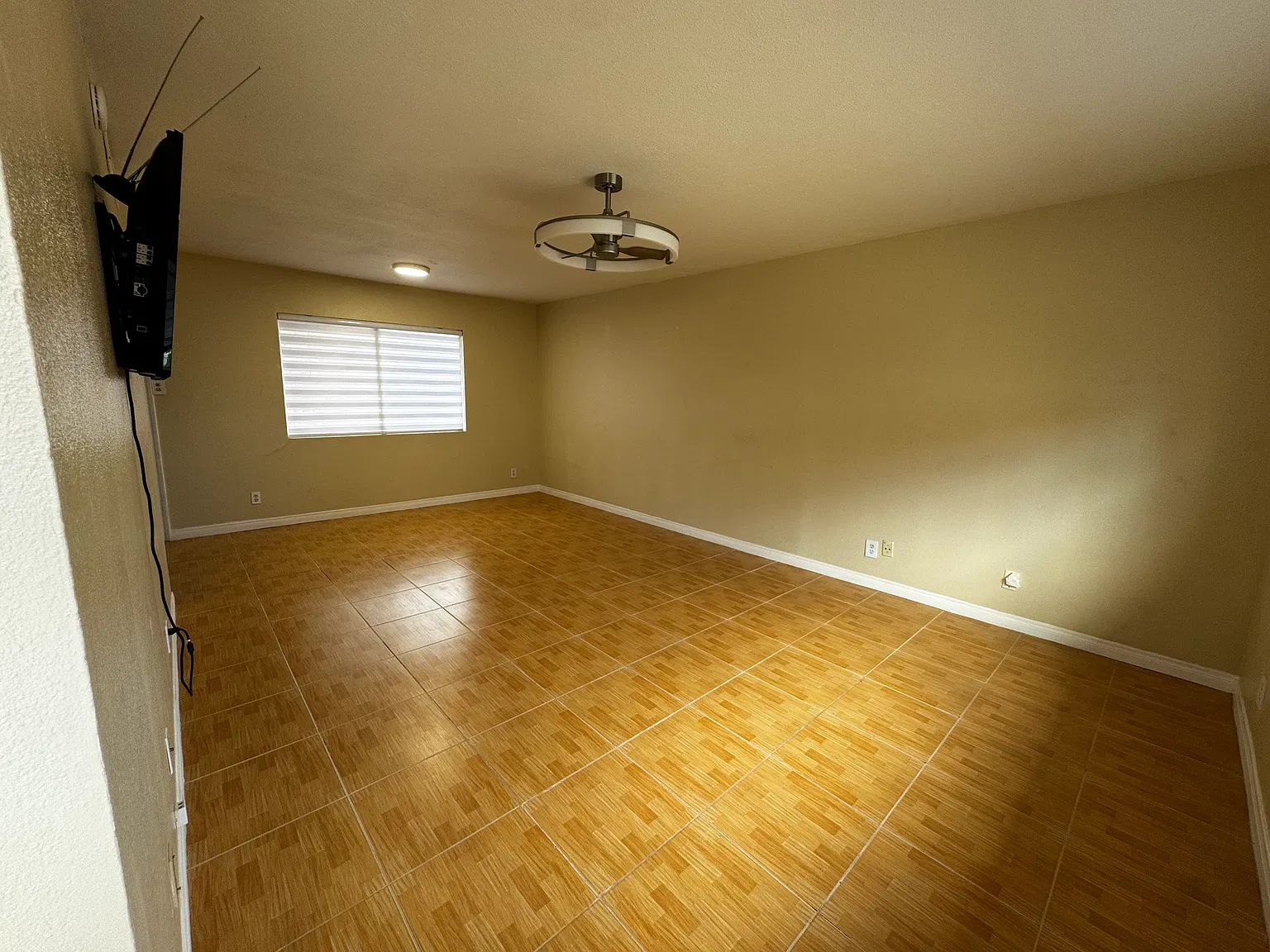 2 bed, 1.5 bath, 885 sqft, $1,600 — Photo 2