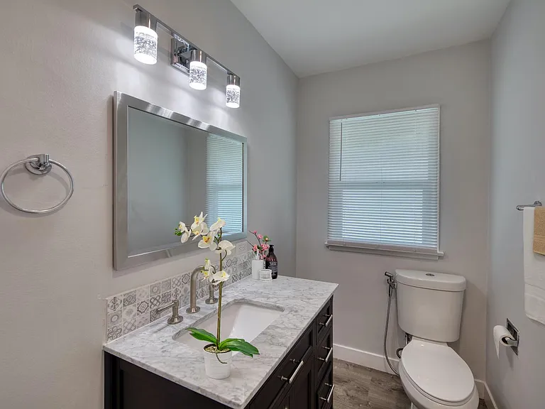 22041 Vanowen St — Photo 6