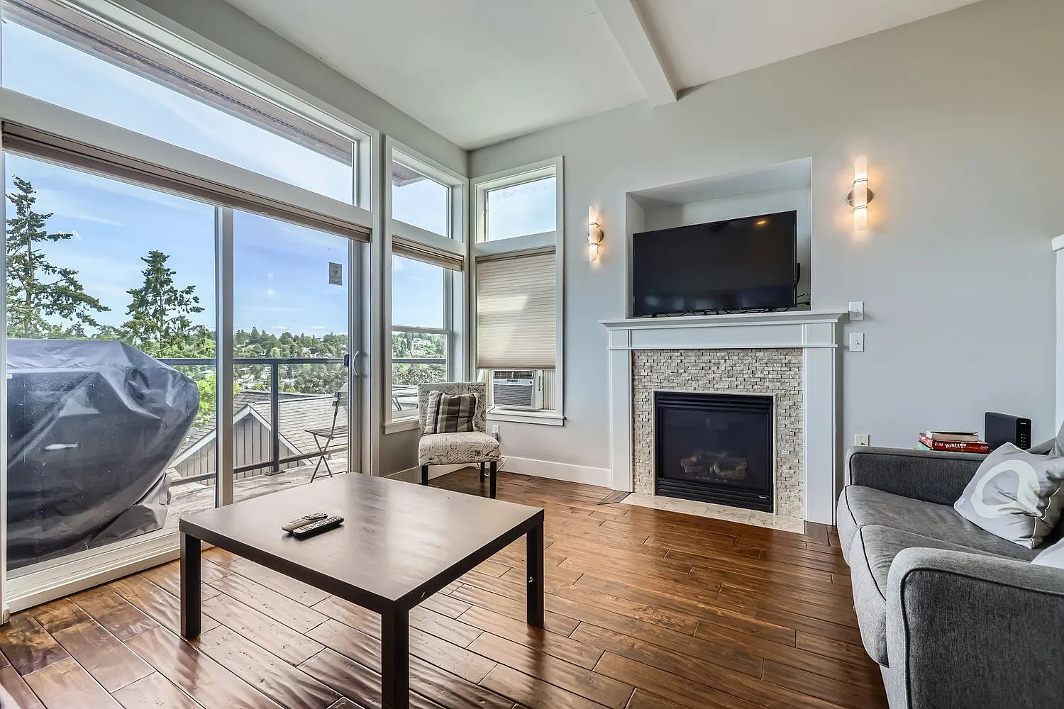 3 bed, 2.5 bath, 1800 sqft, $4,800 — Photo 1