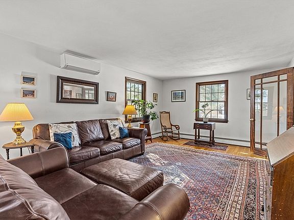 3rd image of 24 Candlewood Dr