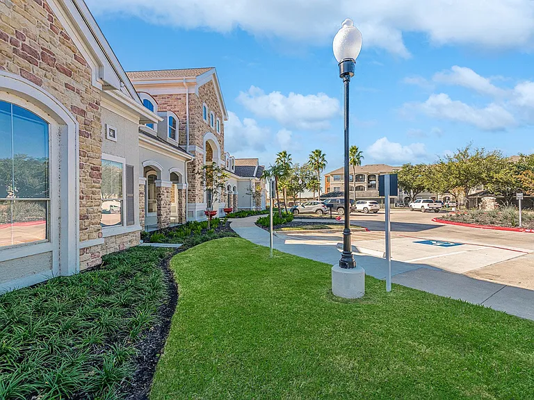 Lakeside Pointe Apartments & Townhomes — Photo 9