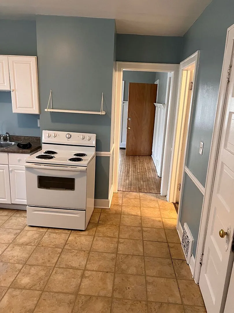 Large Spacious 4 Bedroom UPPER with Large Living Room and Dining Area!! — Photo 1