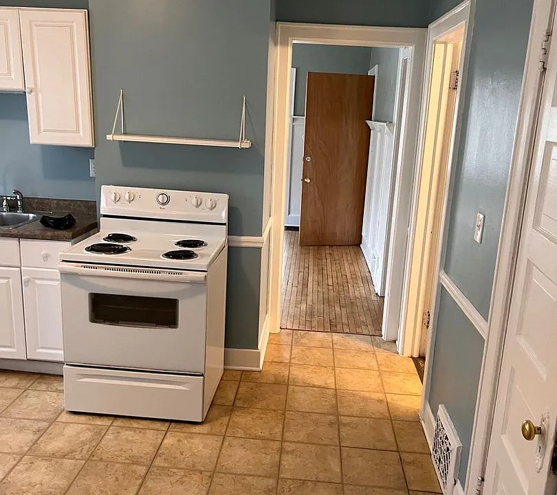 Large Spacious 4 Bedroom UPPER with Large Living Room and Dining Area!!