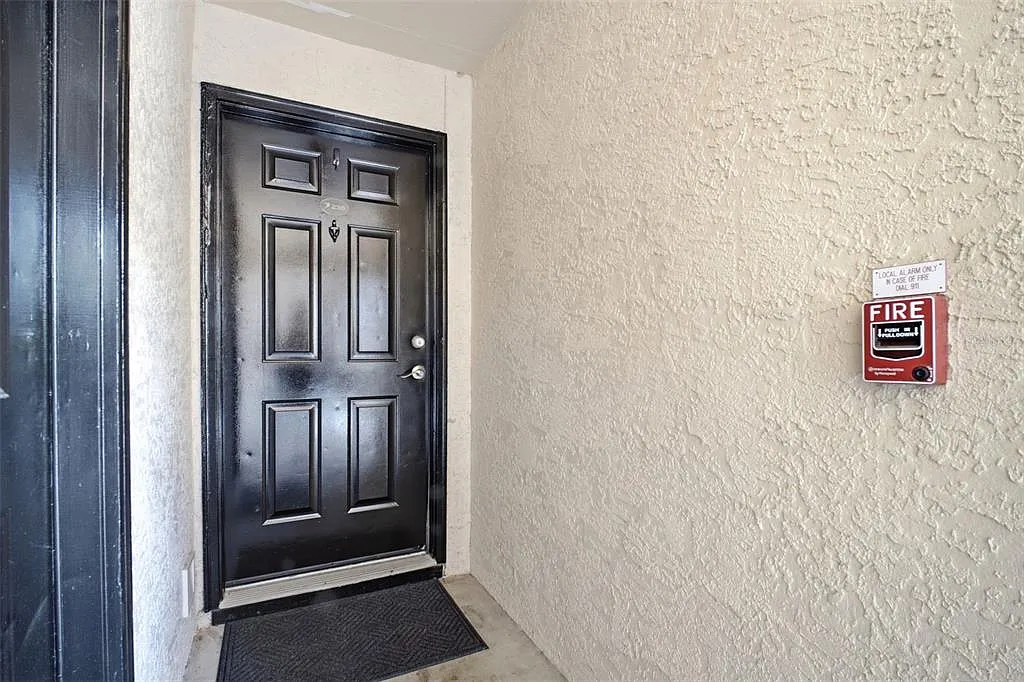 3 bed, 2.0 bath, 1186 sqft, $2,500 — Photo 2