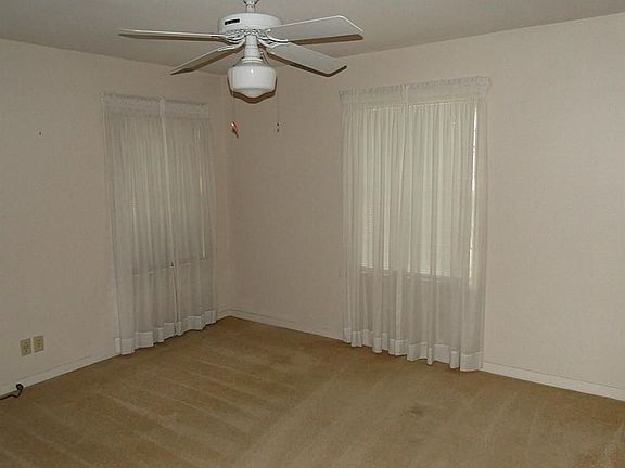 3rd image of 1415 Des Jardines St
