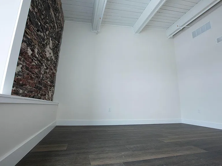 411 W Portage Ave #5 — Photo 6
