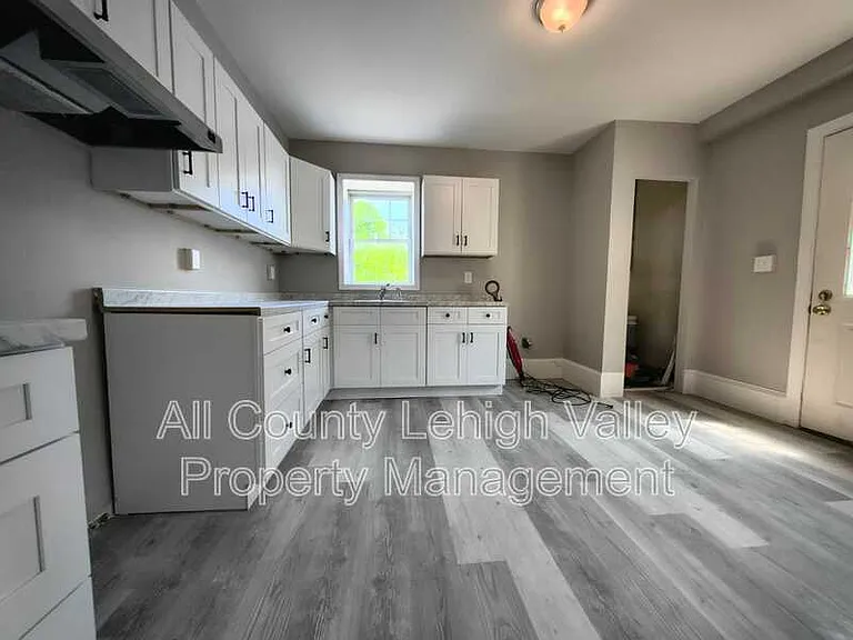 427 W Berwick St — Photo 3