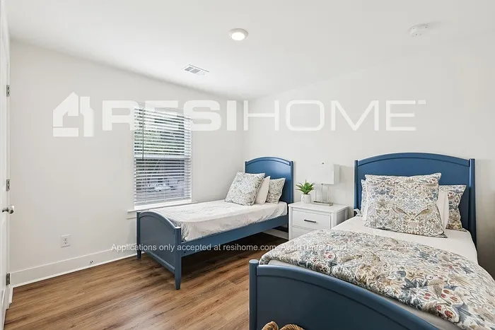 220 Frost Ln — Photo 17