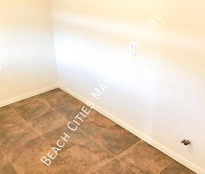 945 E Carson St — Photo 15