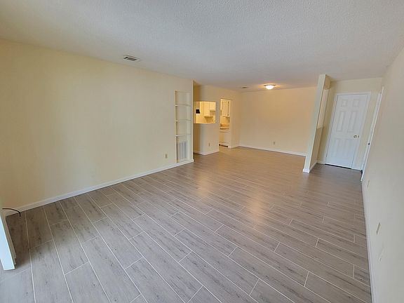 3rd image of 1610 Green Briar Pkwy APT 2