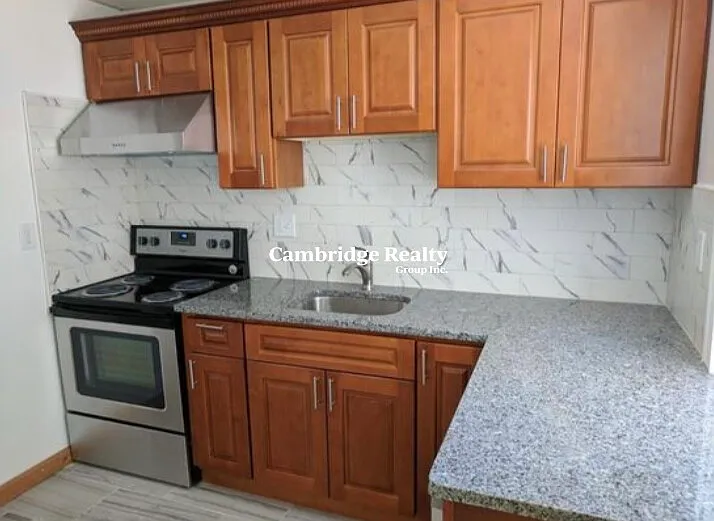 3 bed, 1.0 bath, 900 sqft, $3,600 — Photo 2