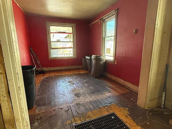 4th image of 127 White Ave