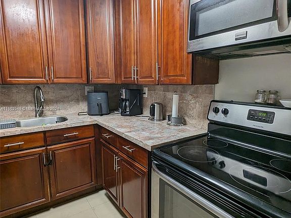 4th image of 1555 W 44th Pl APT 207