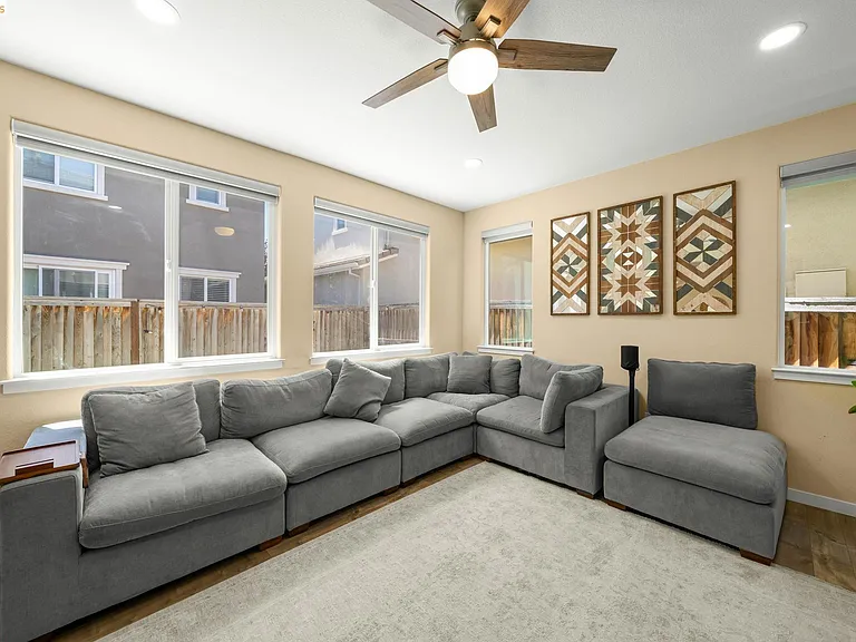 339 Emory Ct — Photo 5