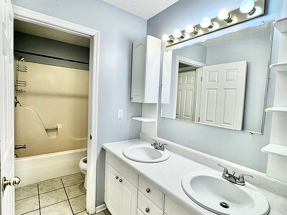 3rd image of 480 Forest Hills Dr