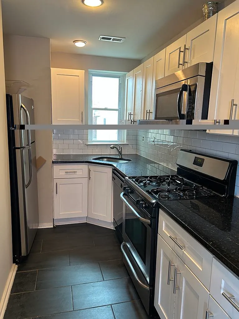 3 bed, 1.5 bath, 1659 sqft, $1,350 — Photo 1