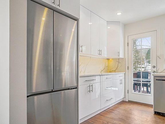 3rd image of 100 E Sunnyside Ln