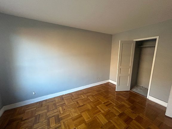3rd image of 192-45B 71st Cres #1C